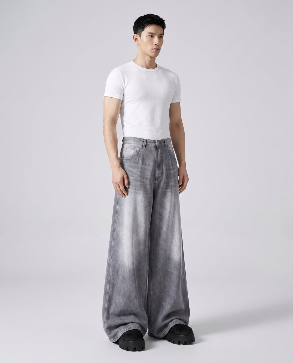Maxout Jeans Polar White on model — three-quarter view