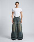 Slack Jeans Old Port on model — mega baggy fit covering sneakers